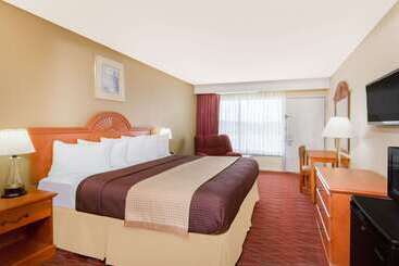هتل Days Inn By Wyndham Staunton