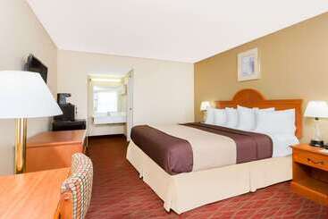 هتل Days Inn By Wyndham Staunton