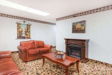 هتل Days Inn By Wyndham Staunton