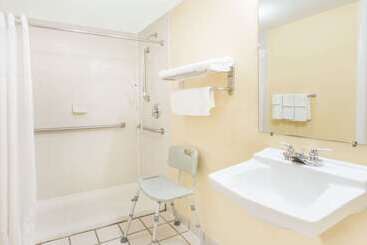 هتل Days Inn By Wyndham Staunton