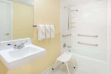 هتل Days Inn By Wyndham Staunton