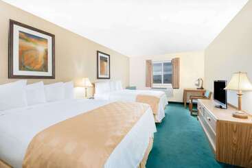 هتل Days Inn & Suites By Wyndham Fargo 19th Ave/airport Dome