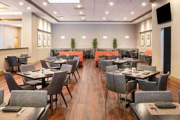 Skyline Hotel Detroit Airport, Surestay Collection By Bw