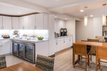 Skyline Hotel Detroit Airport, Surestay Collection By Bw