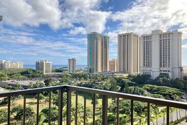 Doubletree By Hilton Hotel Alana Waikiki Beach