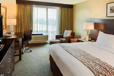 Doubletree By Hilton Hotel Boston Bayside