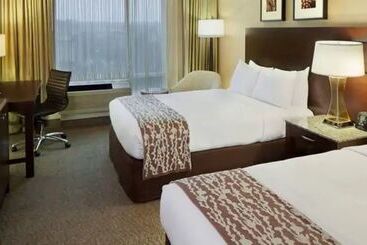 Doubletree By Hilton Hotel Boston Bayside