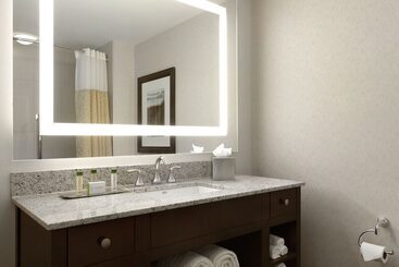 Doubletree By Hilton Hotel Boston Bayside