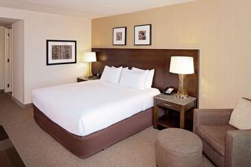 Doubletree By Hilton Hotel Boston Bayside