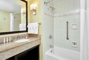 هتل Doubletree By Hilton Charlotte Uptown