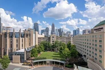 هتل Doubletree By Hilton Charlotte Uptown
