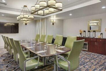 هتل Doubletree By Hilton Little Rock