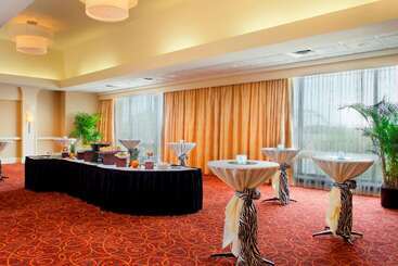 هتل Doubletree By Hilton Little Rock