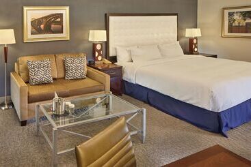 هتل Doubletree By Hilton Little Rock