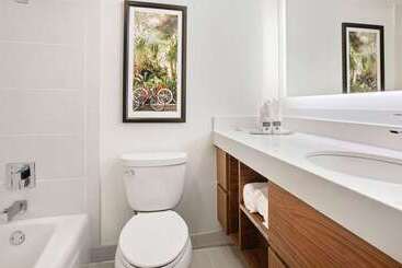هتل Doubletree By Hilton New Orleans