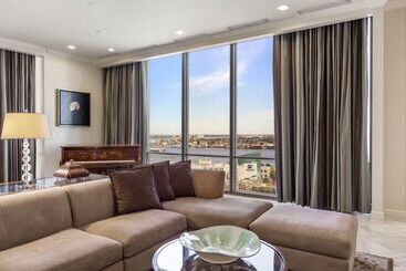 هتل Doubletree By Hilton New Orleans