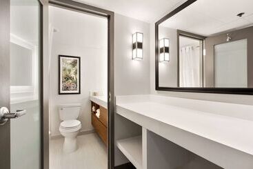 هتل Doubletree By Hilton New Orleans