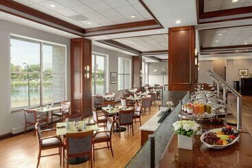 Doubletree Suites By Hilton Hotel Boston   Cambridge