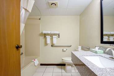 هتل Econo Lodge Inn & Suites
