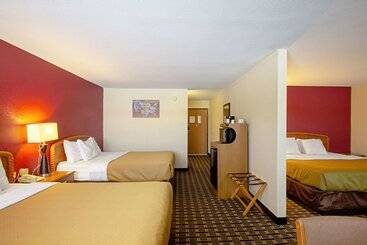 هتل Econo Lodge Inn & Suites