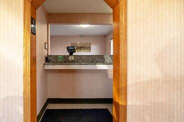 호텔 Devils Lake Inn