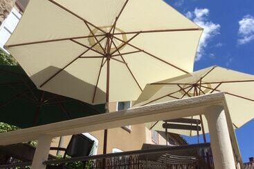 تختخواب و صبحانه La Terrasse