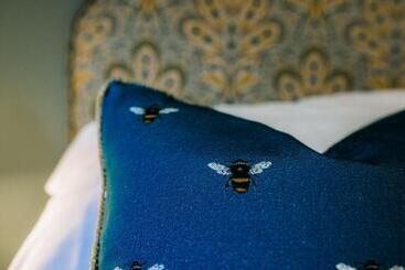 تختخواب و صبحانه Ralph S