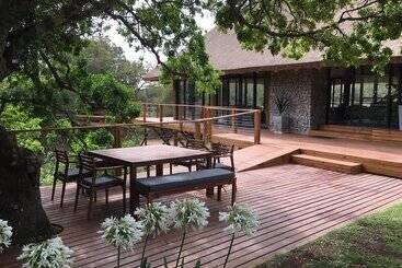 هتل Barefoot Addo Elephant Lodge