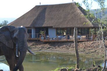 هتل Barefoot Addo Elephant Lodge