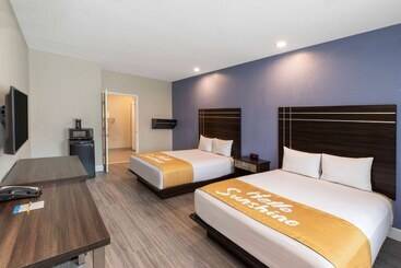 בית מלון כפרי Days Inn & Suites By Wyndham La Porte