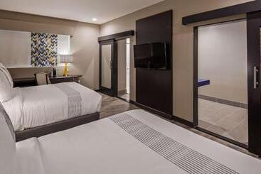 هتل Glō Best Western Tulsa Catoosa East Route 66