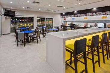 هتل Glō Best Western Tulsa Catoosa East Route 66