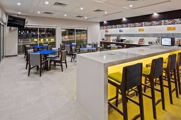 هتل Glō Best Western Tulsa Catoosa East Route 66