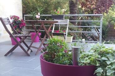 تختخواب و صبحانه La Maison Bastide