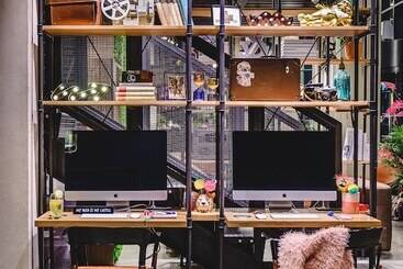 هتل Moxy Poznań Airport