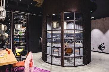 هتل Moxy Poznań Airport