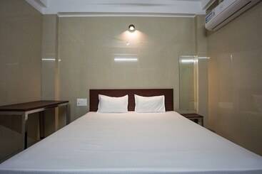 ホテル Spot On 23725 Jay Shanti Palace