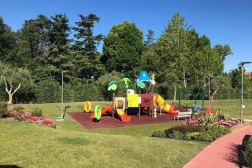 اقامتگاه Sisan Family Resort