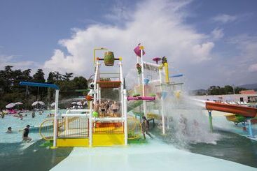 اقامتگاه Sisan Family Resort