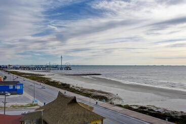 هتل Holiday Inn Express & Suites   Galveston Beach, An Ihg