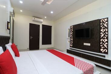 هتل Kakkar By Oyo Rooms
