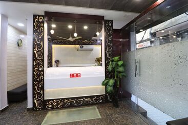 هتل Kakkar By Oyo Rooms