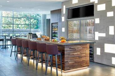 هتل Courtyard By Marriott Albany Airport