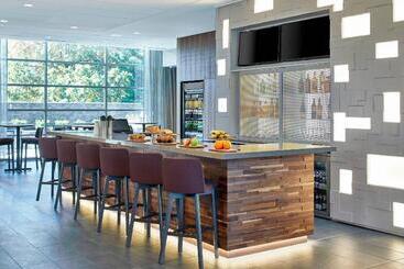 هتل Courtyard By Marriott Albany Airport