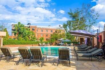 هتل Summit Lodge