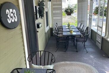 تختخواب و صبحانه La Maison De Ville Bed & Bistro