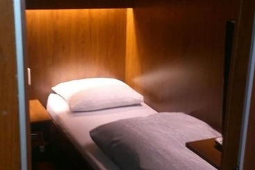 هتل Onkel Inn Airport Sleepbox