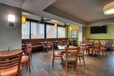 هتل Drury Inn & Suites Bowling Green