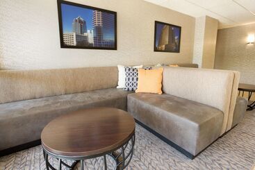 هتل Drury Inn & Suites Greensboro