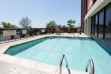 هتل Drury Inn & Suites Kansas City Airport